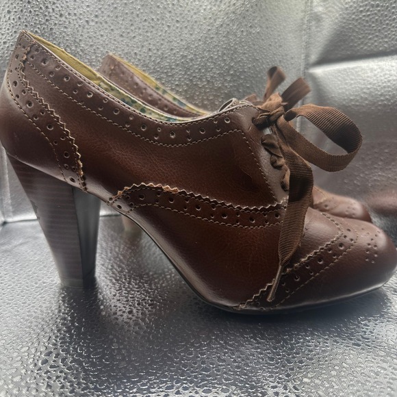 American Eagle Brown Wingtip Heeled Oxford Pumps Ribbon Tie Up Women's - Picture 1 of 16